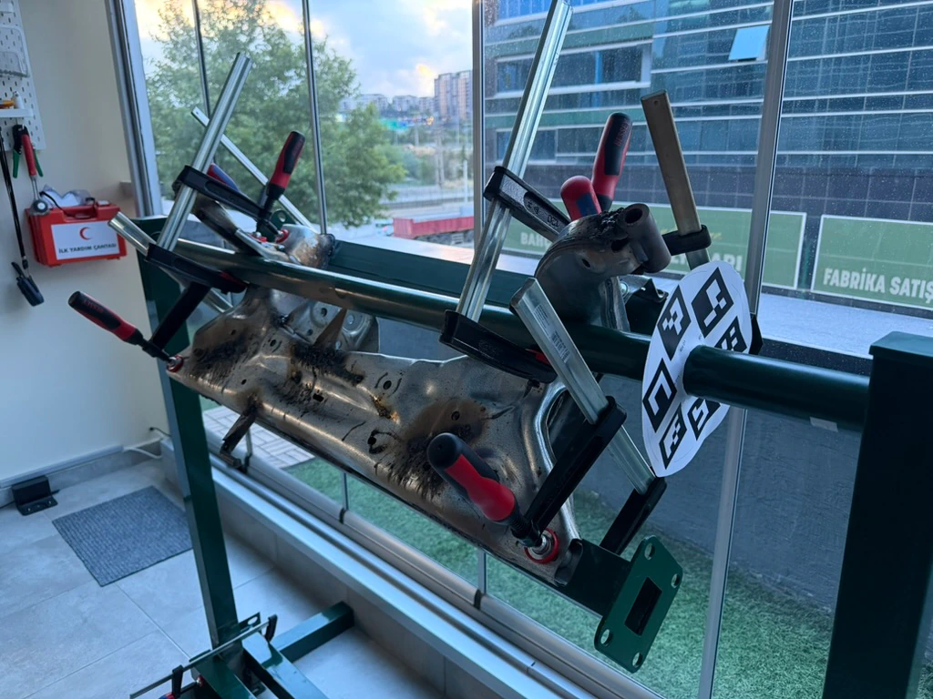 Real part and real fixture used in customer acceptance testing