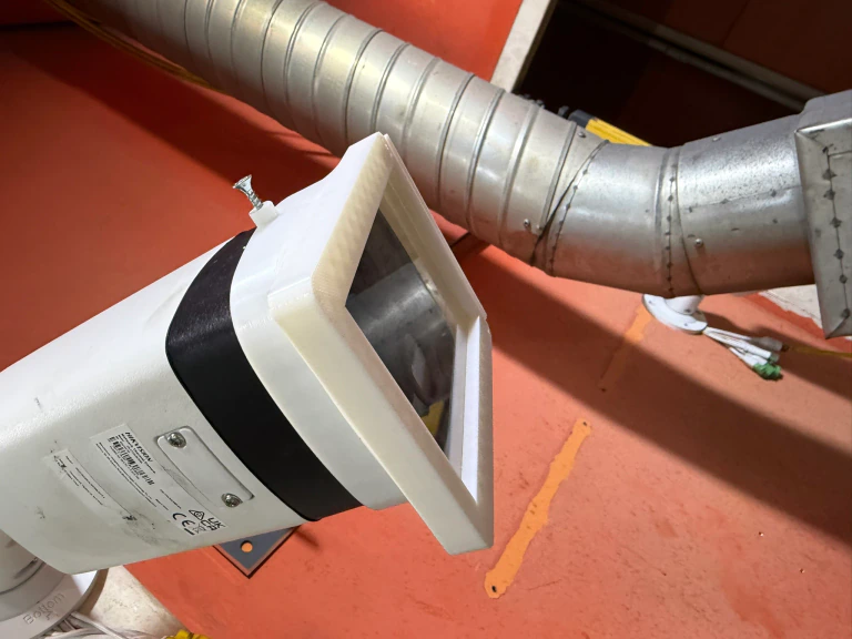 Üretim hücresinde beyaz koruma çerçeveli Hikvision kamera